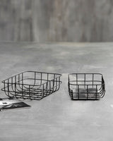 House Doctor metallikori - musta - pieni säilytyskori - kodin säilytys - matala kori - koti - sisustus - IHANA Store - lifestylemyymälä - verkkokauppa