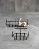 House Doctor metallikori - musta - pieni säilytyskori - kodin säilytys - matala kori - koti - sisustus - IHANA Store - lifestylemyymälä - verkkokauppa