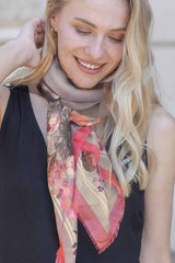 Lasessor Ariana huivi - harmaa kuvioitu - naisten asusteet - naisten huivit - keväthuivi - neliöhuivi - lifestyle - IHANA Store