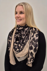 Lasessor Chelsea huivi - leokuvioitu - naisten asusteet - naisten huivit - syyshuivi - neliöhuivi - lifestyle - IHANA Store