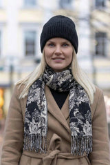 Lasessor Gerta kaulahuivi - musta - kuviohuivi - naisten asusteet - muoti - asukokonaisuus - IHANA Store - kotimainen verkkokauppa