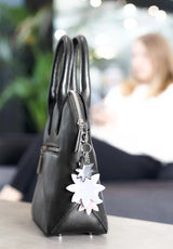 Lasessor Edelweiss heijastin - roosa hopea - kukka - koruheijastin - laukkukoru - asusteet - IHANA Store