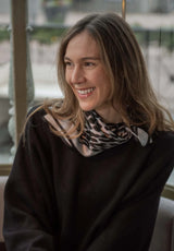 Lasessor Kylie silkkihuivi - harmaa -kuvioitu - neliöhuivi - asusteet - naisten muoti - pukeutuminen - IHANA Store