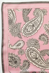 Lasessor Tilda silkkihuivi - roosa-kuvioitu - neliöhuivi - asusteet - naisten muoti - pukeutuminen - IHANA Store - lifestyle - kotimainen verkkokauppa