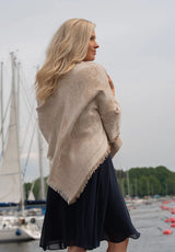 Lasessor Veda huivi - beige kuvioitu - paisley - neliöhuivi - asusteet - muoti - pukeutuminen - lifestyle - IHANA Store - kotimainen verkkokauppa