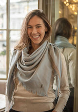 Lasessor Veda huivi - vaaleansini beige kuvioitu - paisley - neliöhuivi - asusteet - muoti - pukeutuminen - lifestyle - IHANA Store - kotimainen verkkokauppa