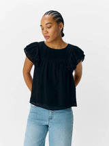 Object Jann toppi - musta - hihaton toppi - frillatoppi - naisten vaatteet - naisten pukeutuminen - lifestylemyymälä - IHANA Store