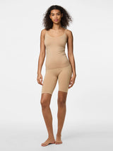 Pieces Plain hihaton toppi - beige - alustopit - hihattomat topit - naisten pukeutuminen - lifestylemyymälä - IHANA Store - kotimainen verkkokauppa