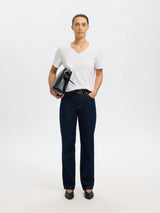 Selected Essential t-paita - valkoinen - naisten lyhythihainen paita - v-aukko - naisten muoti - Naisten vaatteet - IHANA Store - kotimainen verkkokauppa