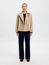 Selected Femme Alma villakangastakki - beige - lyhyt takki - lyhyt villakangastakki - naisten takit - naistenvaateliike - IHANA Store