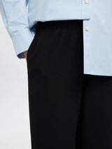 Selected Tinni Relaxed housut - musta - naisten alaosat - leveälahkeiset housut - vajaamittainen lahje - naisten muoti - pukeutuminen - IHANA Store -lifestylemyymälä - kotimainen verkkokauppa