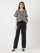 YAS Sophie nahkahousut - musta - nahkahousut - leveälahkeiset housut -naisten muoti - lifestylemyymälä - IHANA Store