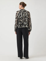 YAS Twigsy pusero - musta valko kuvioitu - juhlapaita - frillapaita - röyhelö - naisten vaatteet - muoti - IHANA Store