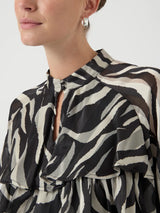 YAS Twigsy pusero - musta valko kuvioitu - juhlapaita - frillapaita - röyhelö - naisten vaatteet - muoti - IHANA Store