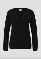 s.Oliver neulepusero - musta - villaton neule - v-aukkoinen pusero - naisten vaatteet - IHANA Store - lifestylemyymälä