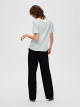 Selected Femme Essential t-paita - valkoinen - naisten lyhythihainen paita v-aukkoinen kaulus - Naisten vaatteet - IHANA Store