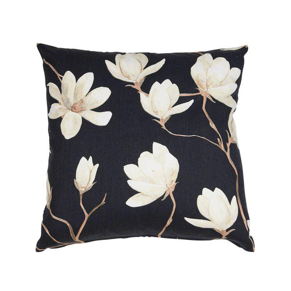Fondaco Magnolia tyynynpäällinen - musta - kukkakuvio - sisustustekstiili - koti - IHANA Store -lifestyle