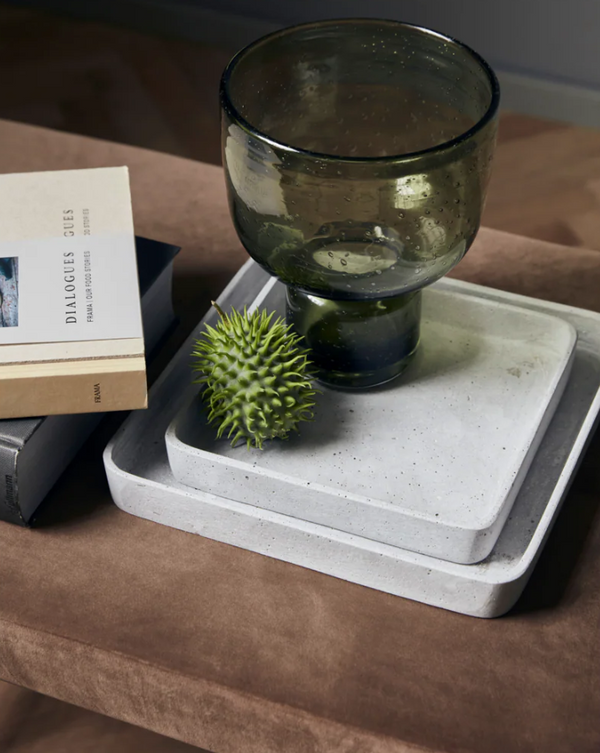 House Doctor Petra tarjotin pieni - harmaa - betonikomposiitti - neliö - sisustus - keittiö - lifestyle - IHANA Store