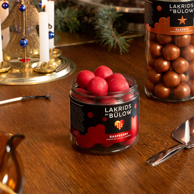 Lakrids by Bülow Crispy Raspberry - suklaakuorrutettu lakritsi - herkut - premium lakritsi - lahja - lifestylemyymälä - IHANA Store