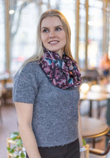 Lasessor Amina silkkituubihuivi - tumma roosa kuvioitu - naisten huivit - naisten asusteet - lifestyle - IHANA Store