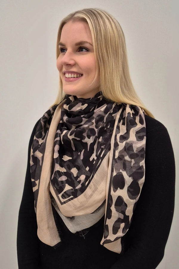 Lasessor Chelsea huivi - leokuvioitu - naisten asusteet - naisten huivit - syyshuivi - neliöhuivi - lifestyle - IHANA Store