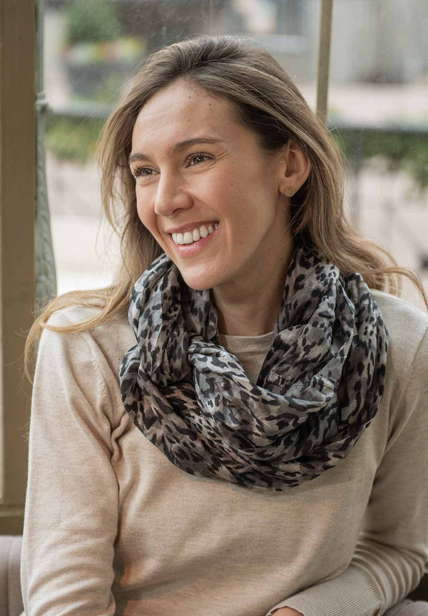 Lasessor Loreen silkkituubihuivi - harmaa - naisten asusteet - muoti - silkkihuivi - lifestyle - IHANA Store