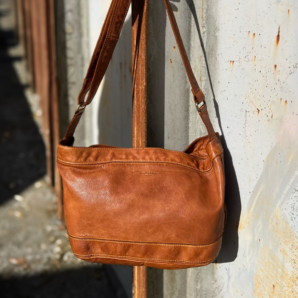 Montana Haisy nahkalaukku - konjakki - keskikokoiset laukut - lifestyle - IHANA Store