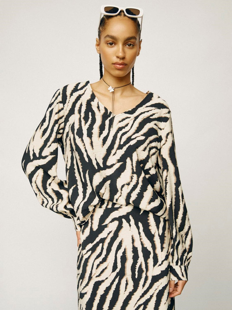 Object Jacira pusero - kuvioitu - musta - beige - v-aukkoinen - viskoosipusero - naisten vaatteet - IHANA Store - lifestylemyymälä - verkkokauppa 