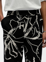 Object Sanne Aline housut  - mustavalko kuvioitu - kukkakuvioidut housut - naisten housut - pellavaiset housut - naisten muoti- lifestylemyymälä - IHANA Store - kotimainen verkkokauppa