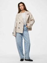 Pieces Scarlett trenssitakki lyhyt - beige - naisten takit - naisten vaatteet - muoti - lifestyle - IHANA Store - kotimainen verkkokauppa