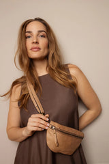 Re:Designed Gisela vyölaukku - taupe - Nahkalaukut - pienet vyölaukut - Naisten asusteet - IHANA Store - lifestyle