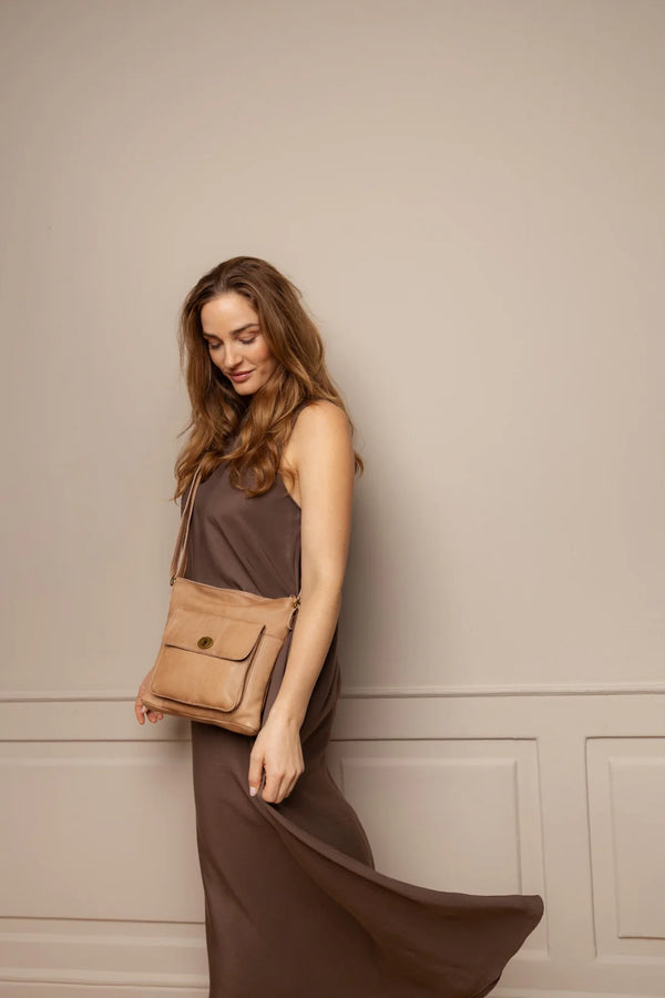 Re:Designed Kay yliolan laukku - taupe - Nahkalaukut - messengerlaukku - Naisten asusteet - IHANA Store - lifestyle