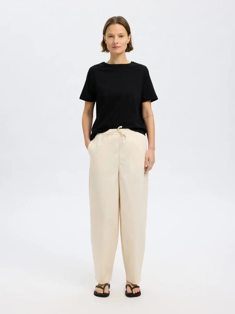Selected Femme Assia t-paita - musta - naisten muoti - naisten t-paita - pukeutuminen - kesävaatteet - lifestyle - IHANA Store