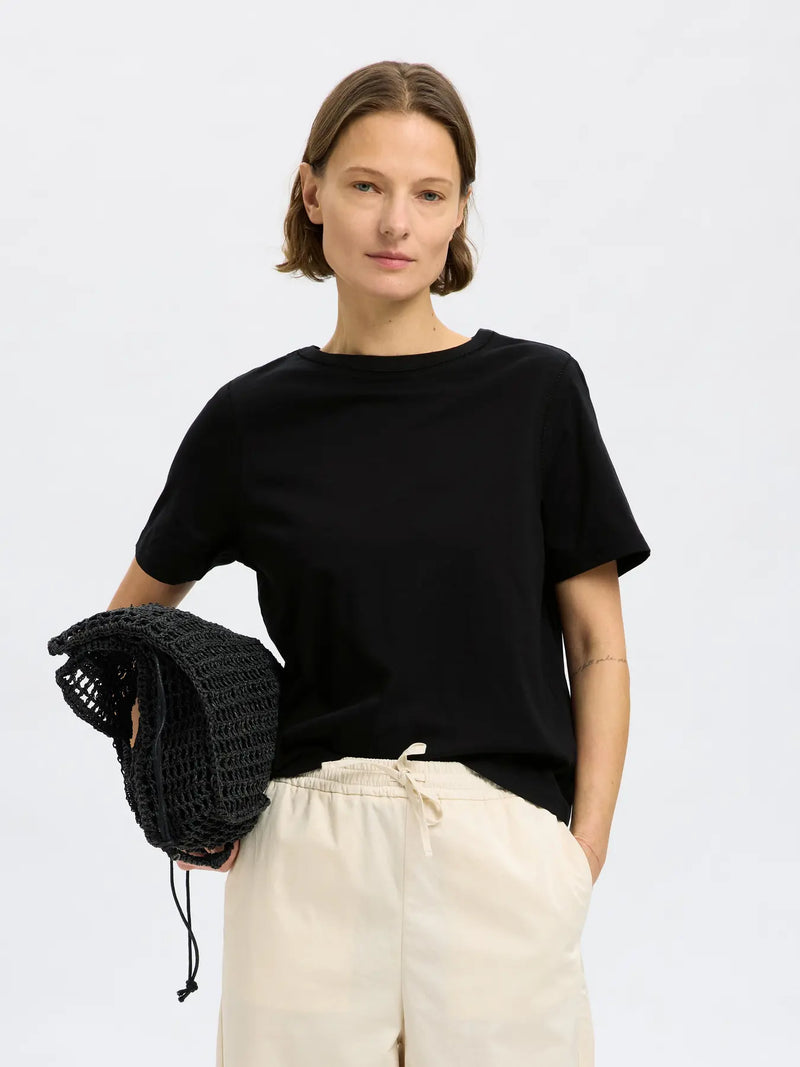 Selected Femme Assia t-paita - musta - naisten muoti - naisten t-paita - pukeutuminen - kesävaatteet - lifestyle - IHANA Store