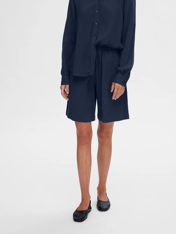 Selected Femme Viva shortsit - tummansininen - Naisten vaatteet - muoti - pukeutuminen - IHANA Store - lifestyle