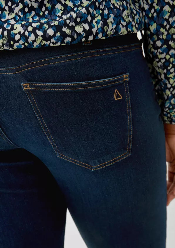 Triangle curvy farkut - joustavat housut - tummansininen - suorat lahkeet - normaali vyötärö - naisten alaosat - naisten vaatteet - IHANA Store - lifestylemyymälä - verkkokauppa
