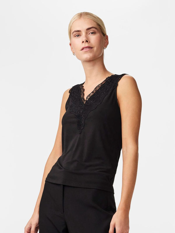 YAS Lori toppi - musta - Alustopit - Naisten vaatteet - Muoti - IHANA Store - lifestylemyymälä - verkkokauppa