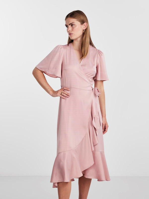 YAS Thea kietaisumekko - vaaleanpunainen - mekot - frillamekko - naisten vaatteet - IHANA Store - vaateliike - verkkokauppa