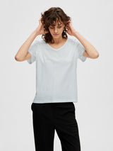 Selected Femme Essential t-paita - valkoinen - naisten lyhythihainen paita v-aukkoinen kaulus - Naisten vaatteet - IHANA Store