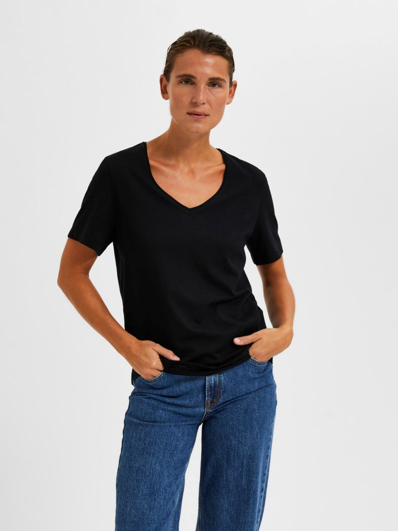 Selected Femme Essential t-paita - musta - naisten lyhythihainen paita v-aukkoinen kaulus - Naisten vaatteet - IHANA Store